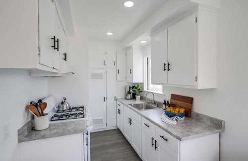 Beach Barber Tract Cabaña | Top Level Unit * Steps to Windansea Beach * Dog Ok