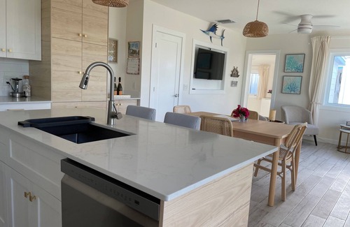 Treasure Cay Casa | Top Location 30' to beach, newly renovated, 3 King beds, beside pool