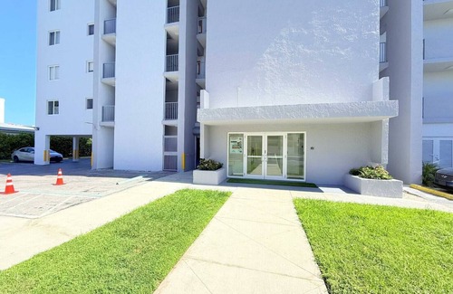 Eastern Shores Apartamento | Top Location Waterfront Balcony Dream