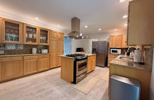 Vernon Casa | Luxurious Summer Oasis: WaterPark, Hike, Golf & fine Dining, Ultimate Relaxation