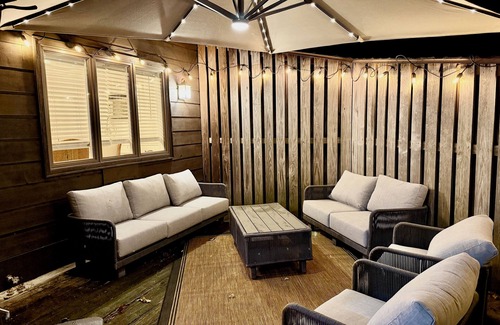 Vernon Casa | Luxurious Summer Oasis: WaterPark, Hike, Golf & fine Dining, Ultimate Relaxation