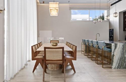 Herzliya Pituach Apartamento | Top Luxury Villa with Pool - 7BR