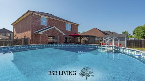 Grand Prairie Casa | Top-Notch 5BR 2,5BA Holiday Villa with Pool