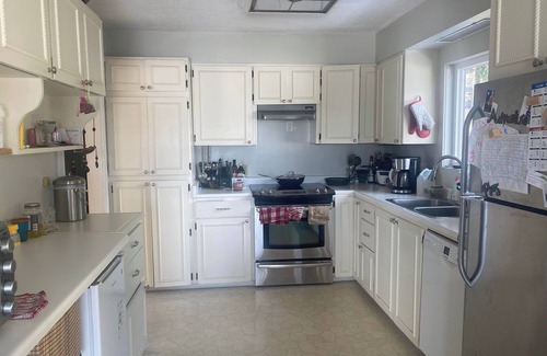 Departure Bay Casa | Top of the hill, centre of town: a bright, family-friendly place to call home