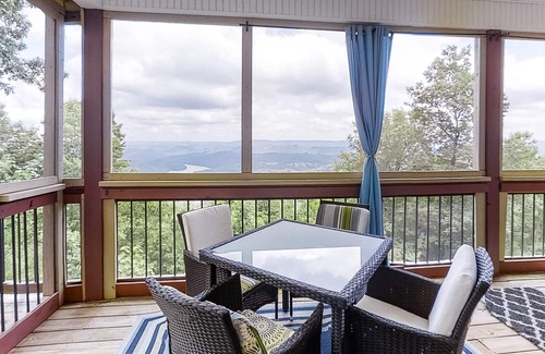 New Tazewell Cabina | Top-of-the-mountain retreat with lake and mountain views, central AC & W/D