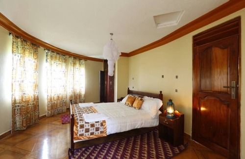 Fort Portal Cabina | Top of The World Lodge