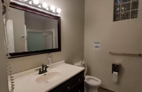 South Loop Hotel | TOP PICK: Solo/Group, Private Rooms, Free Coffee!