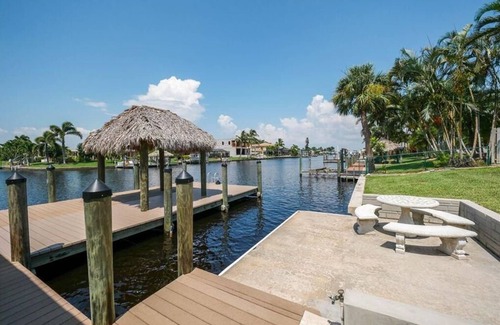 Yacht Club Casa | ¡NUEVO LISTADO! Hermosa villa con acceso al Golfo 4BR con piscina, muelle, cabaña tiki - Yacht Club