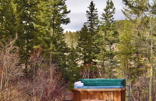 Bozeman Cabina | OTOÑO ESPECIAL! - Experiencia de cabina MT única con bañera de hidromasaje, arroyo, bosque, ubicación.