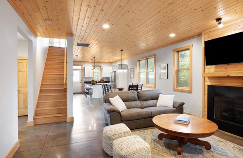 Oakley Casa | LIKE-NEW home en lindo vecindario a solo 4 millas del centro de Asheville