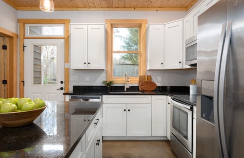 Oakley Casa | LIKE-NEW home en lindo vecindario a solo 4 millas del centro de Asheville