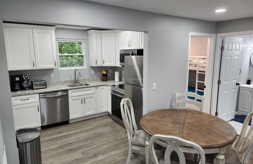 Roanoke Casa | Top Spot: guest house in quiet neighborhood, 15 mins drive to everything.