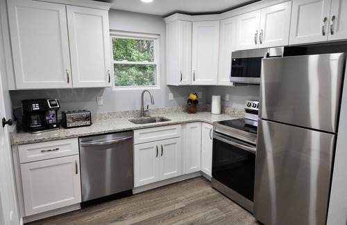 Roanoke Casa | Top Spot: guest house in quiet neighborhood, 15 mins drive to everything.