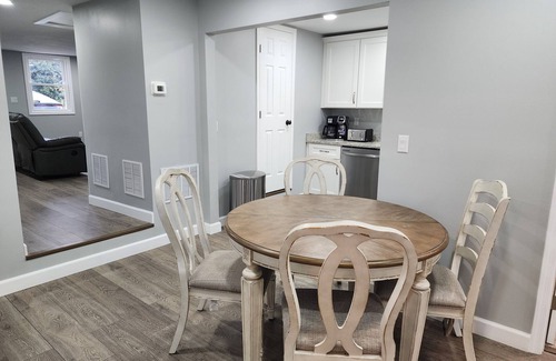 Roanoke Casa | Top Spot: guest house in quiet neighborhood, 15 mins drive to everything.