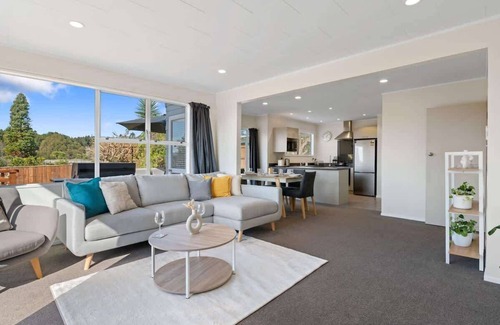 Springfield Casa | Top Spot Rotorua | Spa Pool & EV Charger
