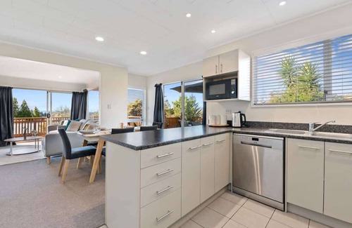 Springfield Casa | Top Spot Rotorua | Spa Pool & EV Charger