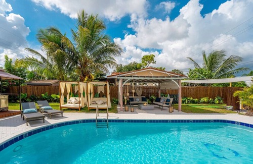 Pembroke Pines Villa | Top Villa w/ Game Room Hot Tub & Htd Pool Near Beach