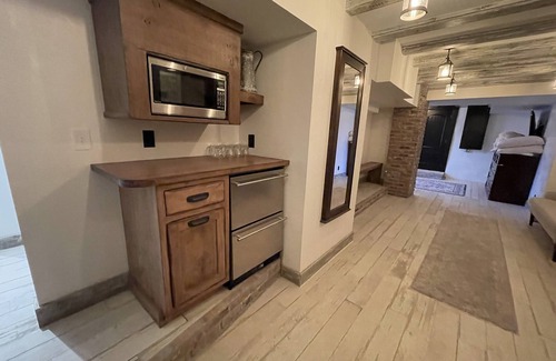 Dundee-Happy Hollow Historic District Casa | TOP ZOO Host for over 10 years! Clean and Cozy-amazing beds.