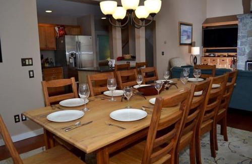 Central Vermont- Killington Casa | Topridge 4BR, 4BA Townhome with Breathtaking Mountain Views, Hot Tub, Ski In Ski Out, Sports Center