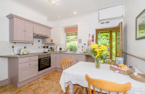 Okehampton Cabaña | TOR VIEW @ FOURWINDS, pet friendly, with a garden in Okehampton