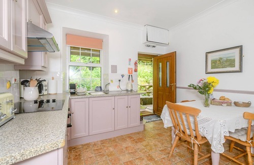 Okehampton Cabaña | TOR VIEW @ FOURWINDS, pet friendly, with a garden in Okehampton