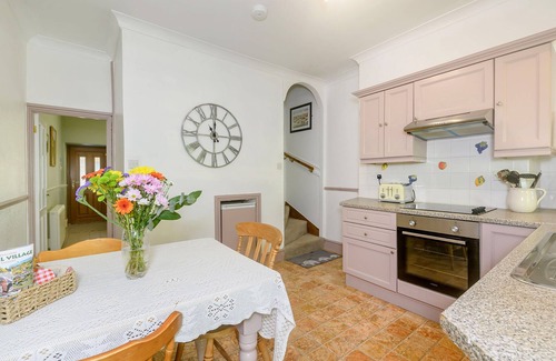 Okehampton Cabaña | TOR VIEW @ FOURWINDS, pet friendly, with a garden in Okehampton