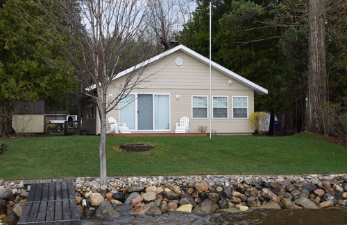 Rapid City Cabina | Torch Lake casa frente al lago con un gran alzamiento barco.