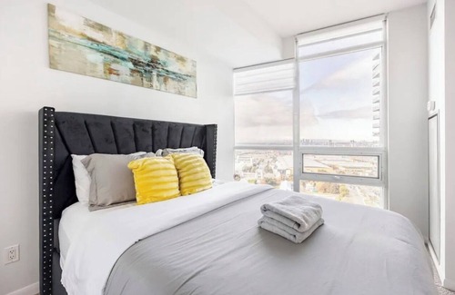 Fort York Condominio | Toronto closer Budwiser walk Scotiabank arena 6mins with uber , Rogers Centre .