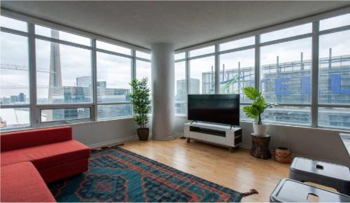 Downtown Toronto Casa | Toronto Downtown Core Two Bedroom Condo with CN Tower View, Free Parking