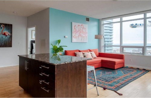 Downtown Toronto Casa | Toronto Downtown Core Two Bedroom Condo with CN Tower View, Free Parking