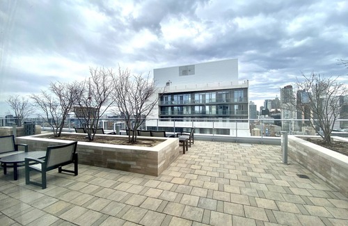 Cabbagetown Apartamento | Toronto Downtown One Private Room in a 2B2B Condo Apartment For Female only