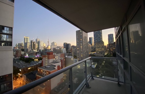 Cabbagetown Apartamento | Toronto Downtown One Private Room in a 2B2B Condo Apartment For Female only