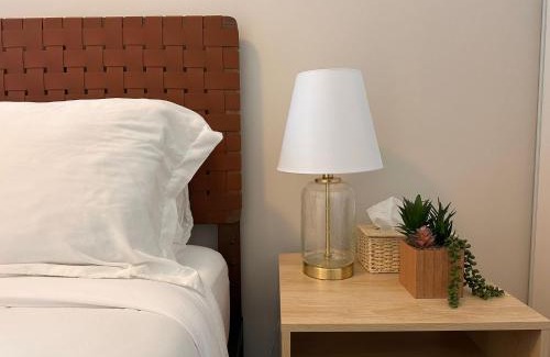 Wellington Place Apartamento | Toronto Entertainment District - King Bed Condo - Close to Core - Dome - Scotiabank - CNE - Fort York - Near King St W