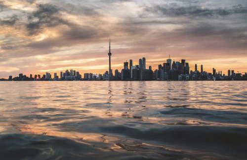Wellington Place Apartamento | Toronto Entertainment District - King Bed Condo - Close to Core - Dome - Scotiabank - CNE - Fort York - Near King St W