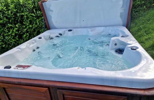 Ballycastle Chalet De Esquí | Torr Lodge- luxury log cabin with private hot tub!
