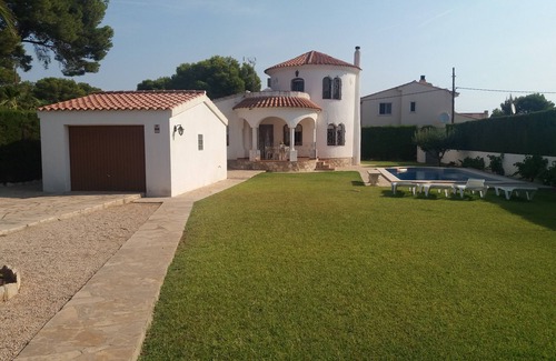 Les Tres Cales Chalet De Esquí | BONITA VILLA CON TORREON EN LA PLAYA. COSTA DORADA