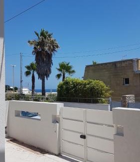 Torre dell'Orso Casa | Torre dell'Orso centro - villino vista mare con ampio giardino