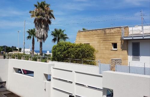 Torre dell'Orso Casa | Torre dell'Orso centro - villino vista mare con ampio giardino