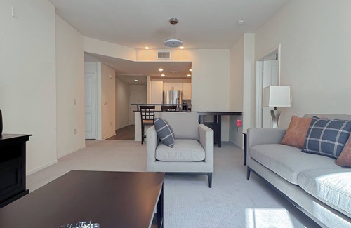 Carmel Valley Apartamento | Torrey Gardens – Luxe 2BRs with ocean views, resort pool, and pet spa.