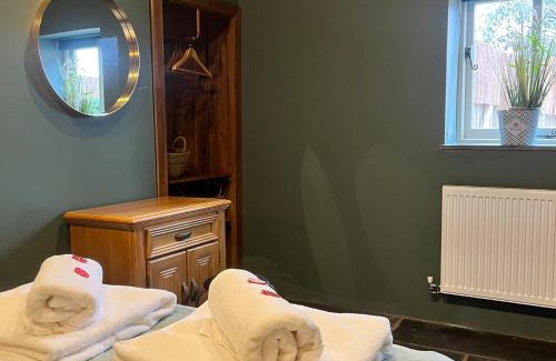 Torworth Casa | Torworth - 1 Bed Barn - Sleeps 3 - Hot Tub
