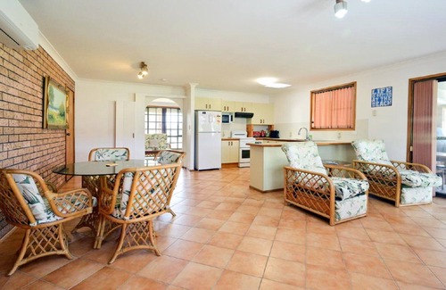 Old Bar Casa | Toso Viti( Life is Good)