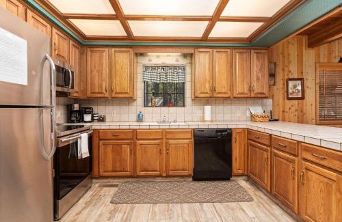 Shaver Lake Casa | Toste Cabin- Spacious 3br Cabin In East Village!