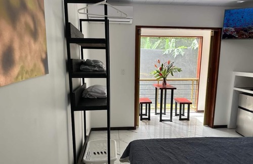 Puerto Viejo de Talamanca Apartamento | Toucan Studio Suite W/AC, TV, Kitchen, Bath, Balcony