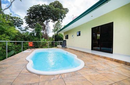 Parrita Casa | Toucan Villa Newer with WiFi & Pool - Digital Nomad Friendly