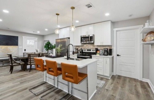 Atlanta Casa | Touch of Paradise /Charming 3-bedroom house with WiFi and AC in awesome Atl