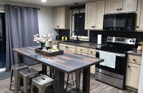 Green Bay Casa | A solo 2 cuadras de Lambeau Field y Titletown District - ¡Casa recientemente remodelada!