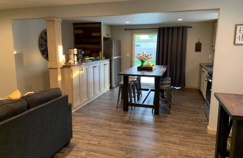 Green Bay Casa | A solo 2 cuadras de Lambeau Field y Titletown District - ¡Casa recientemente remodelada!