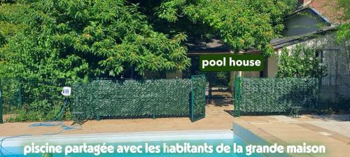 Saint-Avertin Chalet De Esquí | TourTour in the Loire Valley poolside Chalet