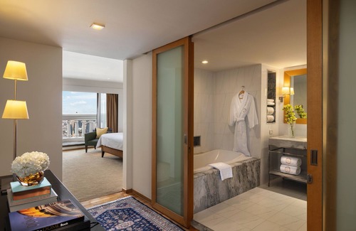 Bang Rak Hotel | Tower Club at lebua