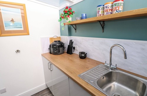 Pembroke Cabaña | TOWER COTTAGE, pet friendly, with a garden in Pembroke